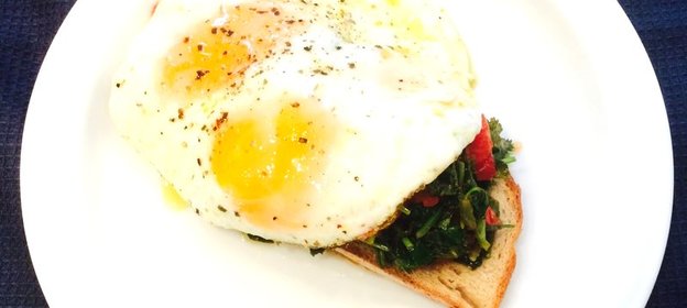 Утренняя яичница с черемшой