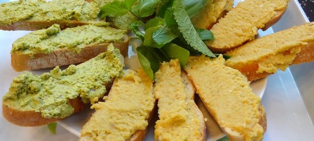 Кростини по‑средиземноморски с нутом и оливками