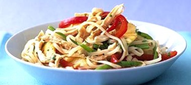 Азиатская лапша с курицей и ананасом