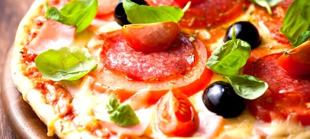 Пицца с салями, оливками и помидорами