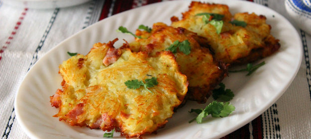 Картофельные оладьи с беконом и ветчиной
