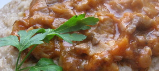 Свинина, тушенная с морской капустой