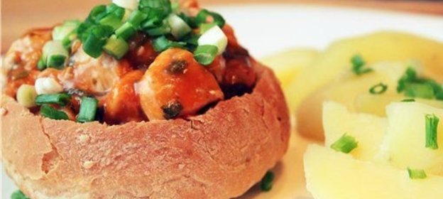Гуляш куриный в пшеничной булочке