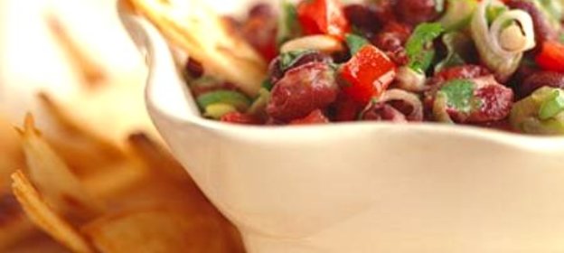 Сальса из фасоли с чипсами