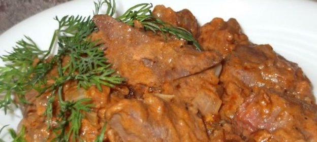 Борщ холодный с мясом морского гребешка.