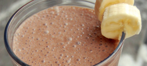 Шоколадно-банановый смузи с миндалем