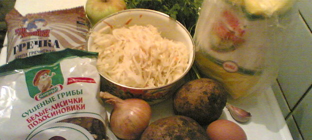 щи из квашеной капусты с сушоными грибами и с гречневыми оладьями