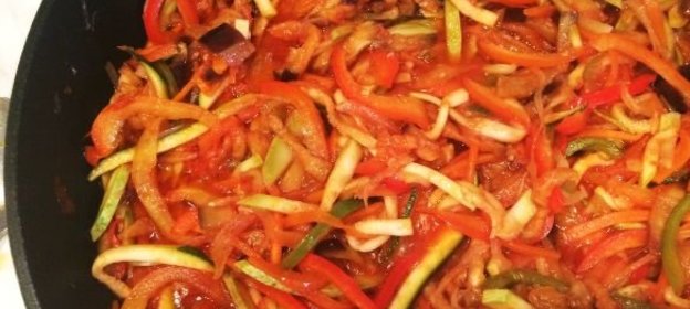 Фрукты со сливками в корзине