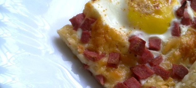 Яичница на слоеном тесте