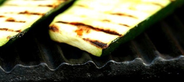 Овощи на гриле с песто из мяты и феты