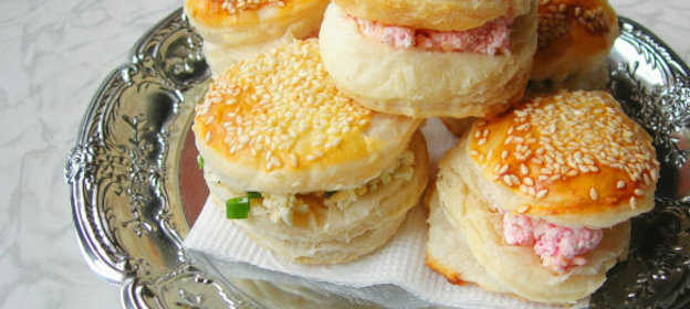 Булочки из слоеного теста, с творогом и кунжутом