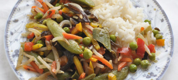 Овощи с черным чесноком и рисом