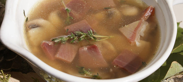 Простой грибной суп на курином бульоне