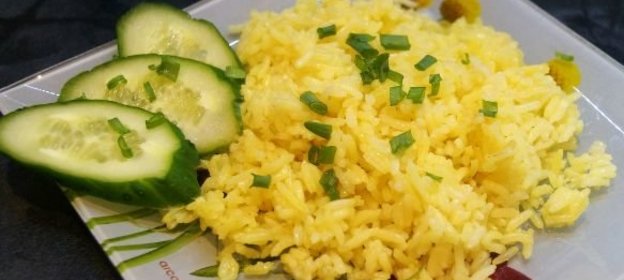 Приготовить 1 л бульона из любой рыбы. Мелко нарубленный лук обжарить в кастрюле на масле. Посыпать