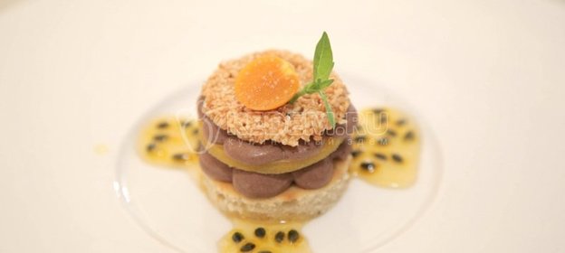 Банановый десерт с твилем кунжут, сорбэ и желе маракуя