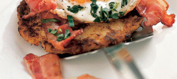 Глазунья с беконом на картофельно-яблочных лепешках