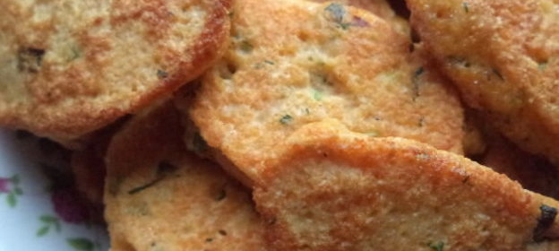 Яичница-болтунья с картофелем, цветной капустой и грецкими орехами