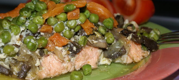 Форель запеченная под шубой из грибов , тыквы и горошка