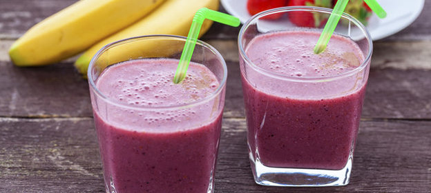 Банановый смузи с имбирем и ягодами