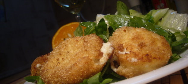 Салат с жареным козьим сыром шевр и мандариновым соком