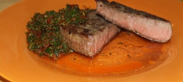 Стейк из говядины и томатным чимичурри