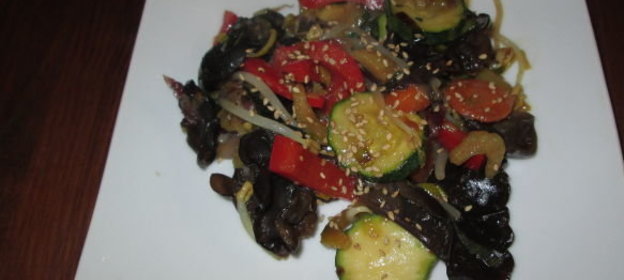 Овощи по-китайски с грибами муэр