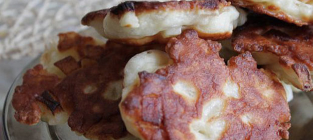 Яблочные оладьи дрожжевые