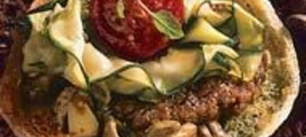 Гамбургер с грибами и песто