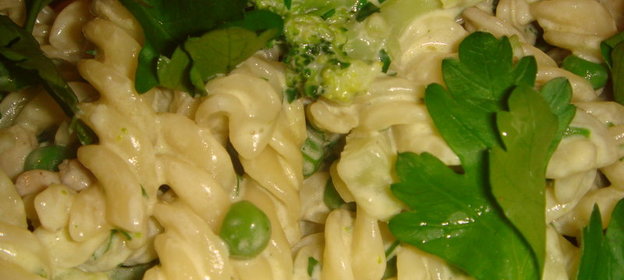 Паста фузили с куриной грудкой, брокколи и нежным зеленым горохом