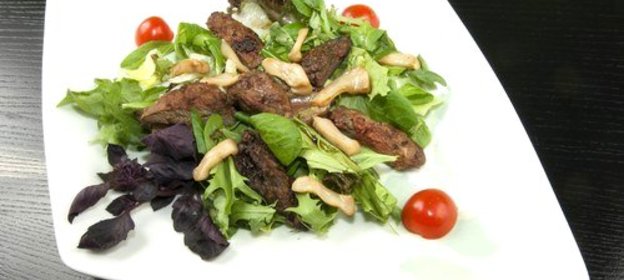 Салат из рубца с зеленью и арахисом