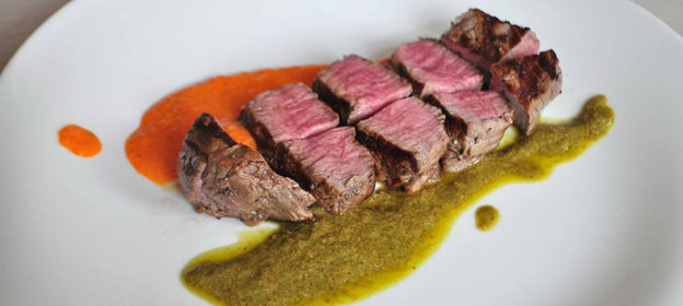 Рецепт от шефа: стейк с дуэтом соусов