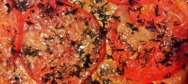 Пицца с шампиньонами, помидорами и укропом