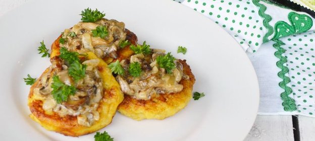 Грибное рагу с картофельными оладьями