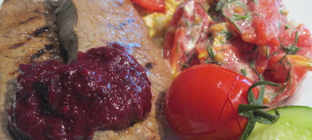 Стейки из говядина с ягодным соусом ( летний ужин)