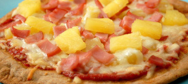 Быстрая пицца с ветчиной и ананасами