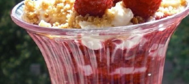 Малиновый десерт с овсяным печеньем и творогом