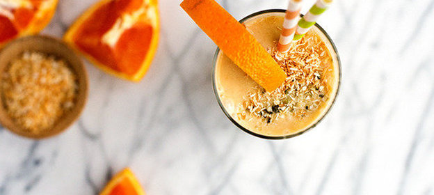 Смузи из кокосового молока, манго и апельсина