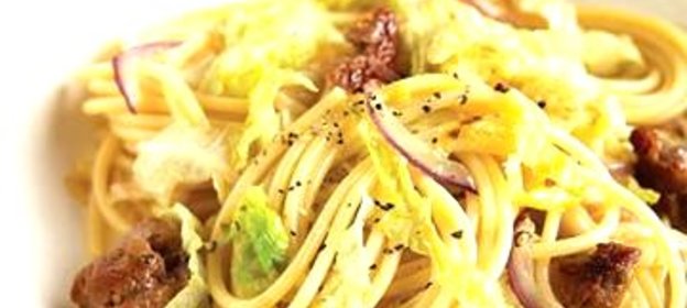 Спагетти с капустой и сладкой колбасой