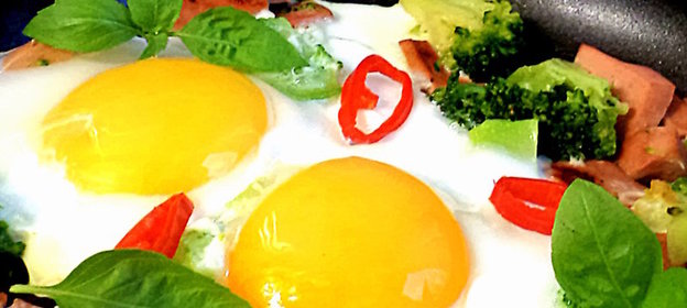 Яичница Солнечный завтрак с Окраиной (с колбасой, брокколи, острым перцем и базиликом)! Тест-драйв с Окраиной