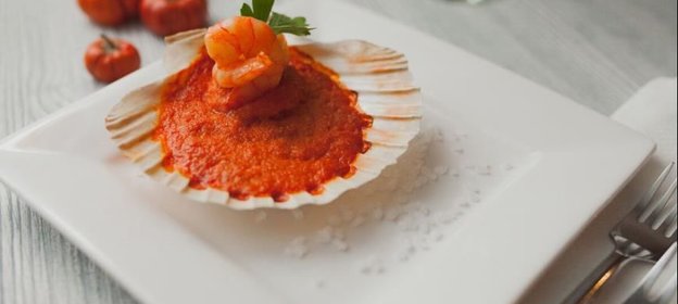 Морские гребешки в раковинах сантьяго де компостела с креветками в томатно-перечном соусе