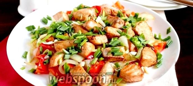 Сёмга жареная с перцем и луком