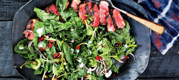 Говяжий стейк с рукколой и петрушкой