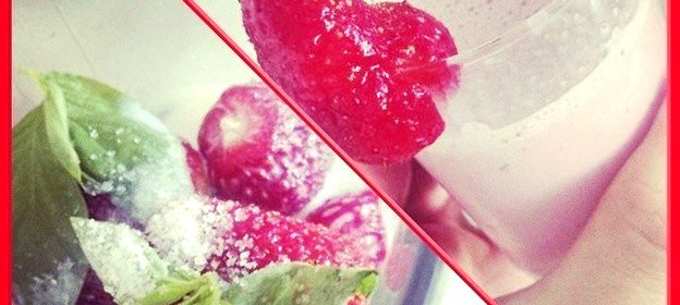 Клубнично-молочный смузи с базиликом и фейхоа