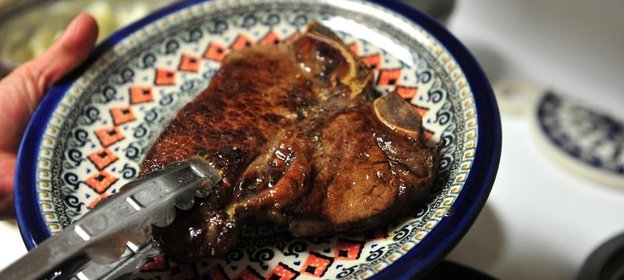 Стейк на кости на сковороде