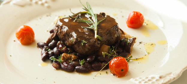 Стейк из говядины с красной фасолью