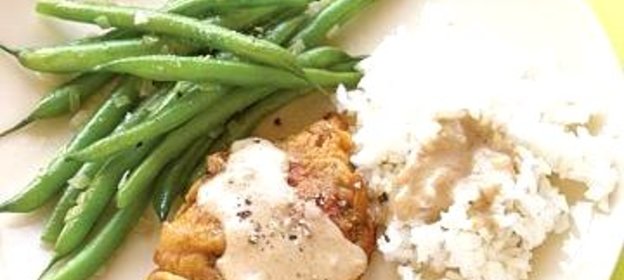 Жареный стейк с зеленой фасолью и рисом