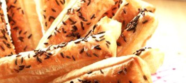 Хрустящие палочки из слоеного теста с ветчиной и горгонзолой