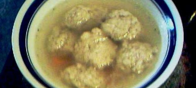 Клецки из мацы в бульоне
