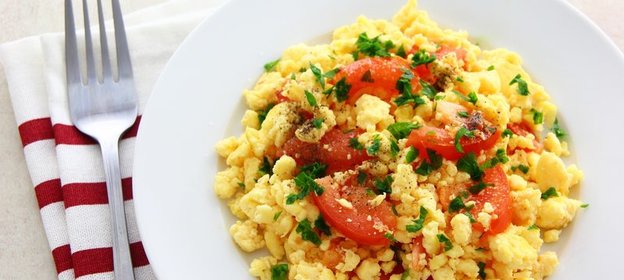 Яичница с сыром фета