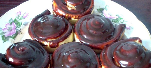 Булочки с корицей в шоколадной глазури